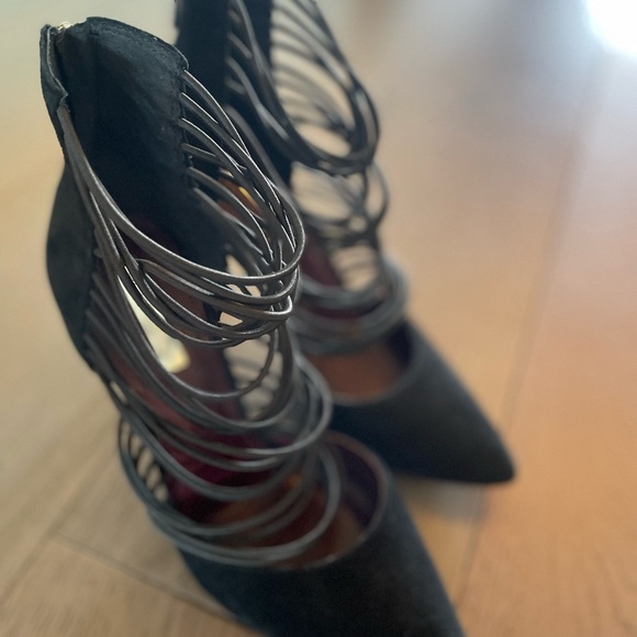 Black BCBG strappy heels. Size 9. - Picture 2 of 6